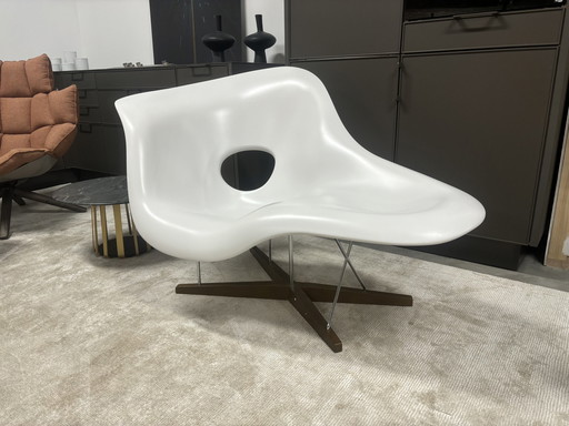 Iconische Vitra “La Chaise” White Scale & Wood Base Lp € 10.000,-