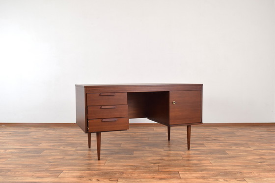 Image 1 of Mid-cetury Duits notenhouten bureau, 1960S.