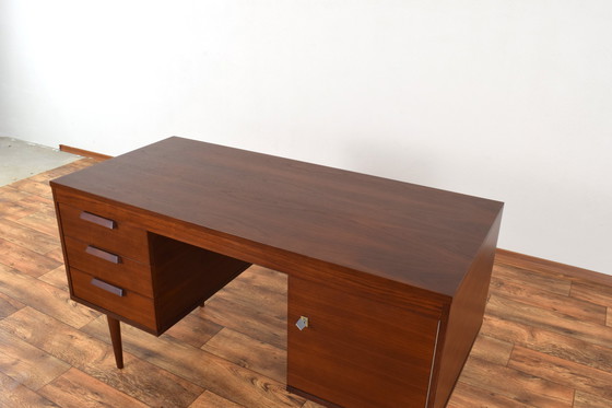 Image 1 of Mid-cetury Duits notenhouten bureau, 1960S.