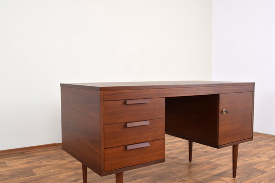 Image 1 of Mid-cetury Duits notenhouten bureau, 1960S.