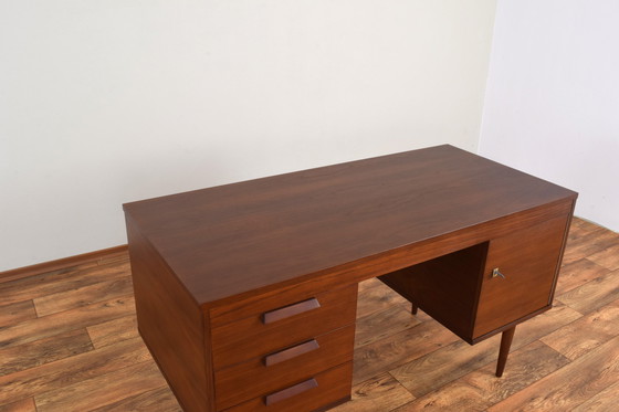 Image 1 of Mid-cetury Duits notenhouten bureau, 1960S.