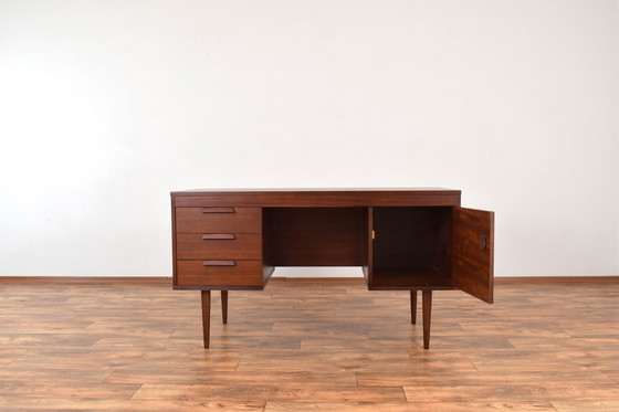 Image 1 of Mid-cetury Duits notenhouten bureau, 1960S.