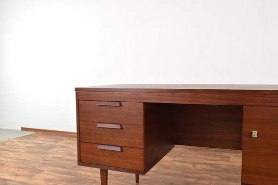 Image 1 of Mid-cetury Duits notenhouten bureau, 1960S.