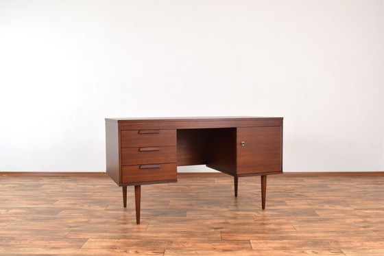 Image 1 of Mid-cetury Duits notenhouten bureau, 1960S.