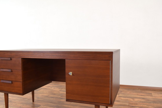 Image 1 of Mid-cetury Duits notenhouten bureau, 1960S.