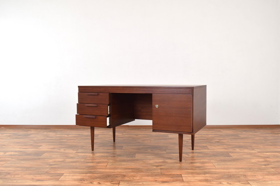 Image 1 of Mid-cetury Duits notenhouten bureau, 1960S.