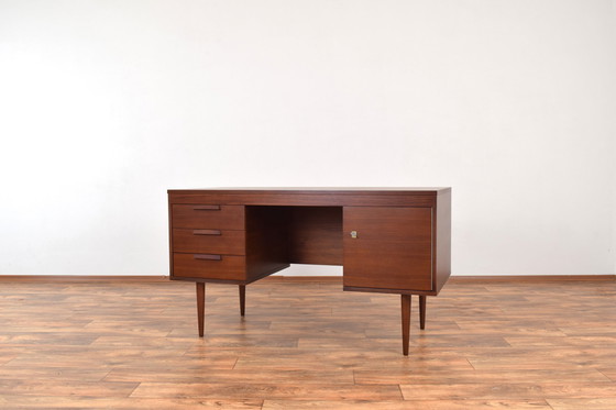 Image 1 of Mid-cetury Duits notenhouten bureau, 1960S.