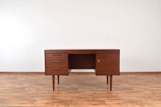 Image 1 of Mid-cetury Duits notenhouten bureau, 1960S.