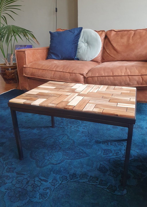 Salontafel Met Zwart Metalen Frame En Ingelegd Met Hergebruikt Hout In Een Speels Motief