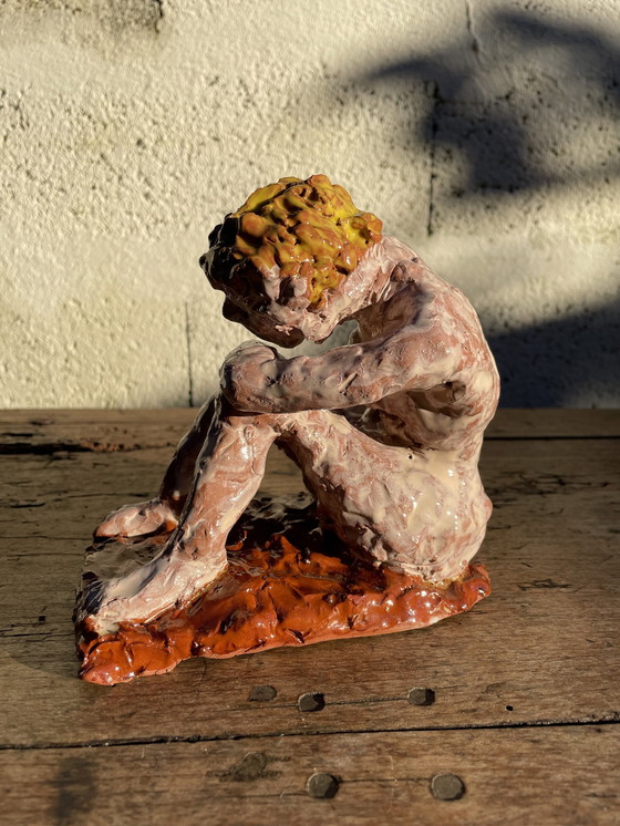 Image 1 of Vrouwelijke sculptuur 20e eeuw Geëmailleerd terracotta Gesigneerd