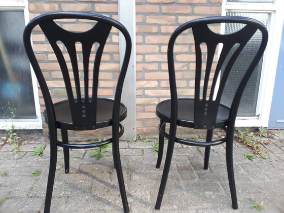 Image 1 of 2x zwarte Thonet stoelen