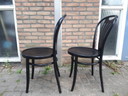 2x zwarte Thonet stoelen