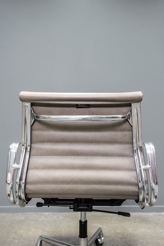 Image 1 of Eames EA117 bureaustoel