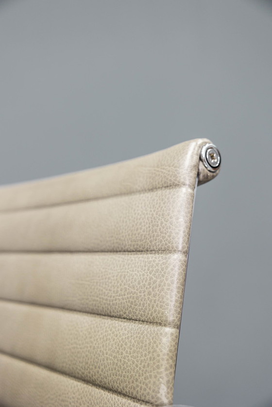 Image 1 of Eames EA117 bureaustoel