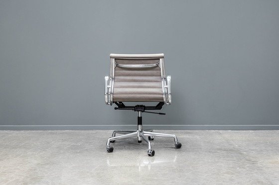 Image 1 of Eames EA117 bureaustoel