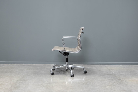 Image 1 of Eames EA117 bureaustoel
