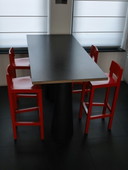 Moooi container high table + 4x Atelier Van Lieshout avl shaker barkruk