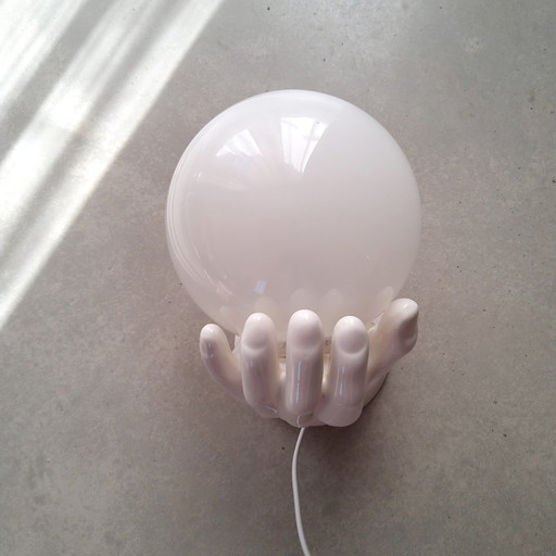 Sculpturale Porseleinen Wandlamp In De Vorm Van Een Hand Met Glazen Bol Lamp