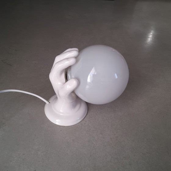 Image 1 of Sculpturale Porseleinen Wandlamp In De Vorm Van Een Hand Met Glazen Bol Lamp