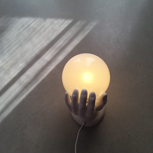 Sculpturale Porseleinen Wandlamp In De Vorm Van Een Hand Met Glazen Bol Lamp