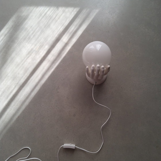 Image 1 of Sculpturale Porseleinen Wandlamp In De Vorm Van Een Hand Met Glazen Bol Lamp