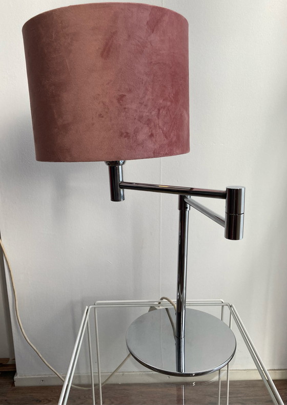 Image 1 of midden. Eeuwse lamp.