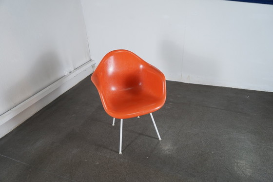 Image 1 of Vintage oranje Glasvezel stoel van Charles & Ray Eames voor Vitra, jaren 60
