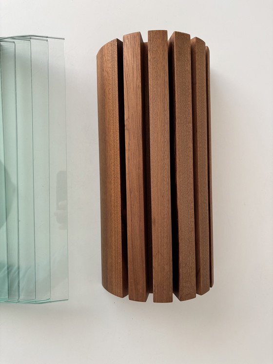 Image 1 of Post Moderne Glazen Magazine Houder/ Tijschriftenrek Met Houten Base. Memphis Stijl Jaren 80