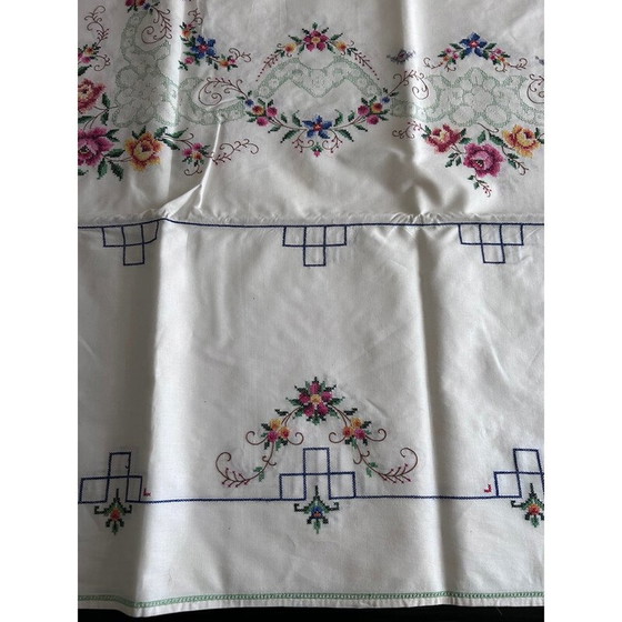 Image 1 of Vintage handgeborduurd en opengewerkt tafelkleed en servetten, 1950