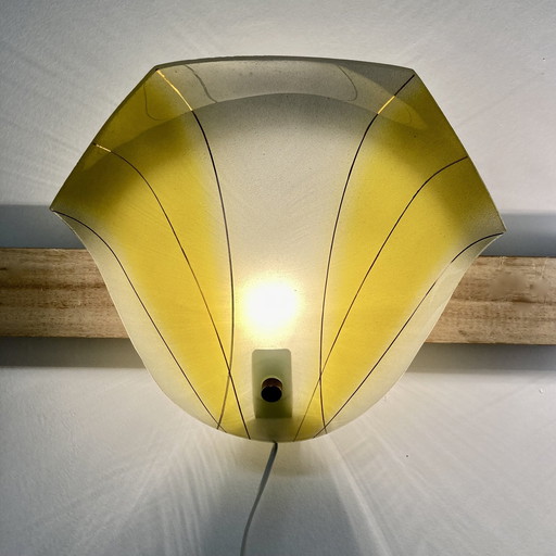 Scandinavisch design wandlamp met geel glas 1950.