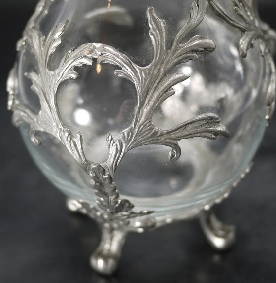 Image 1 of Paar geblazen glas en verzilverde tinnen oorsieraden in Louis Xv stijl.