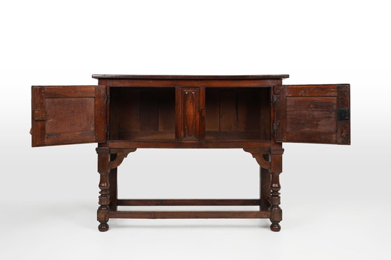 Image 1 of Antiek 16e eeuws Spaans gesneden kabinet in eikenhout