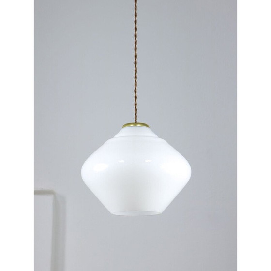 Image 1 of Mid-eeuwse Italiaanse witte opaline en messing hanglamp