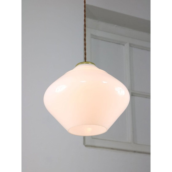 Image 1 of Mid-eeuwse Italiaanse witte opaline en messing hanglamp
