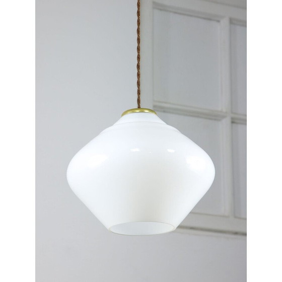 Image 1 of Mid-eeuwse Italiaanse witte opaline en messing hanglamp