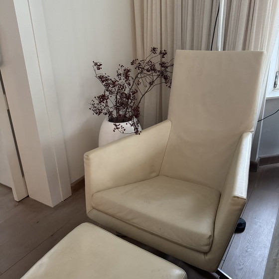 Image 1 of Crèmekleurige Leren Fauteuil Met Poef