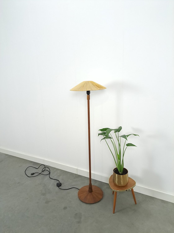 Image 1 of Staande Lamp Met Notenfineer En Stoffen Draad Kap, Vloerlamp