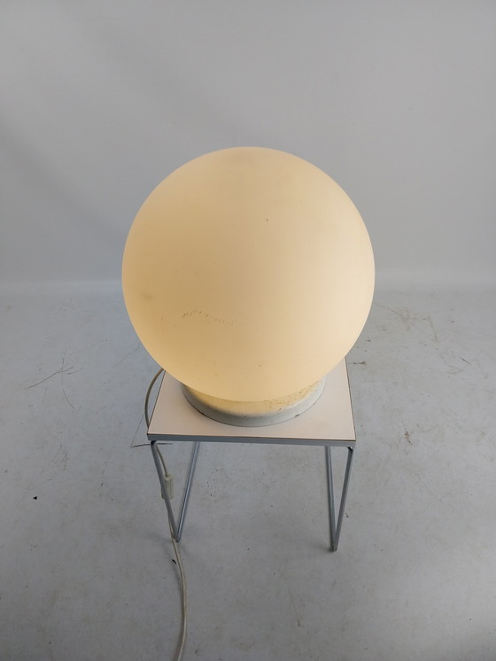 Image 1 of 1 x grote witte matglazen bollamp tafelmodel hala Zeist 1970s 