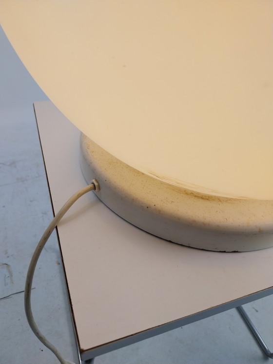 Image 1 of 1 x grote witte matglazen bollamp tafelmodel hala Zeist 1970s 