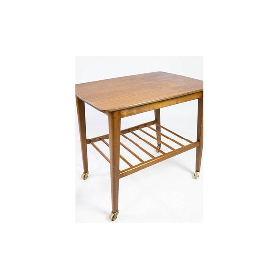 Image 1 of Vintage teakhouten bijzettafel met plank en wielen Denemarken 1960