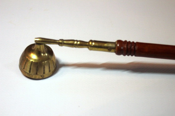 Image 1 of Candle Snuffer uit Mid Century - Kaarsendief - Messing met houten handvat - Vintage uit de jaren 50