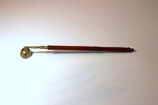 Candle Snuffer uit Mid Century - Kaarsendief - Messing met houten handvat - Vintage uit de jaren 50