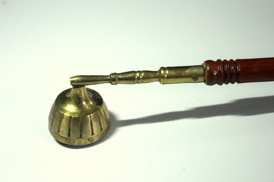 Image 1 of Candle Snuffer uit Mid Century - Kaarsendief - Messing met houten handvat - Vintage uit de jaren 50