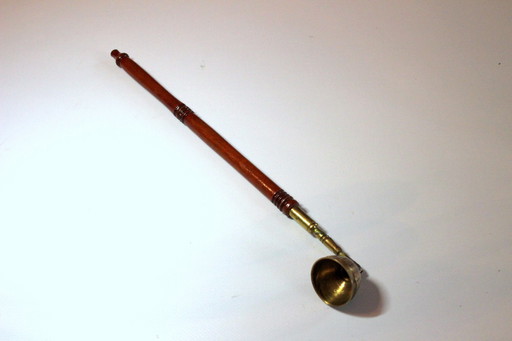 Candle Snuffer uit Mid Century - Kaarsendief - Messing met houten handvat - Vintage uit de jaren 50