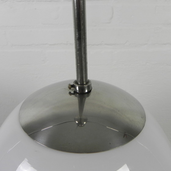 Image 1 of Oude Schoollamp Met Grote Glazen Bol In Opaalglas, Jaren 30