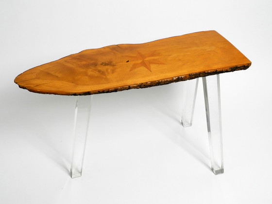 Image 1 of 1970s Regency design salontafel gemaakt van een dikke boomstam en met 3 plexiglas poten