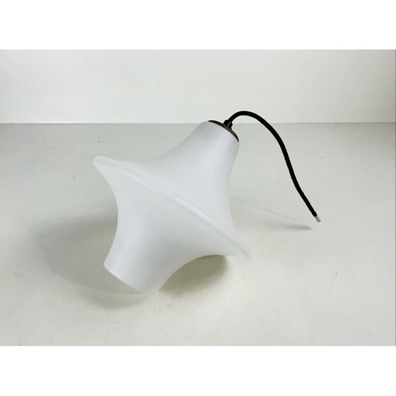 Image 1 of Vintage wit opaalglas en messing hanglamp van Lyfa, Denemarken 1950