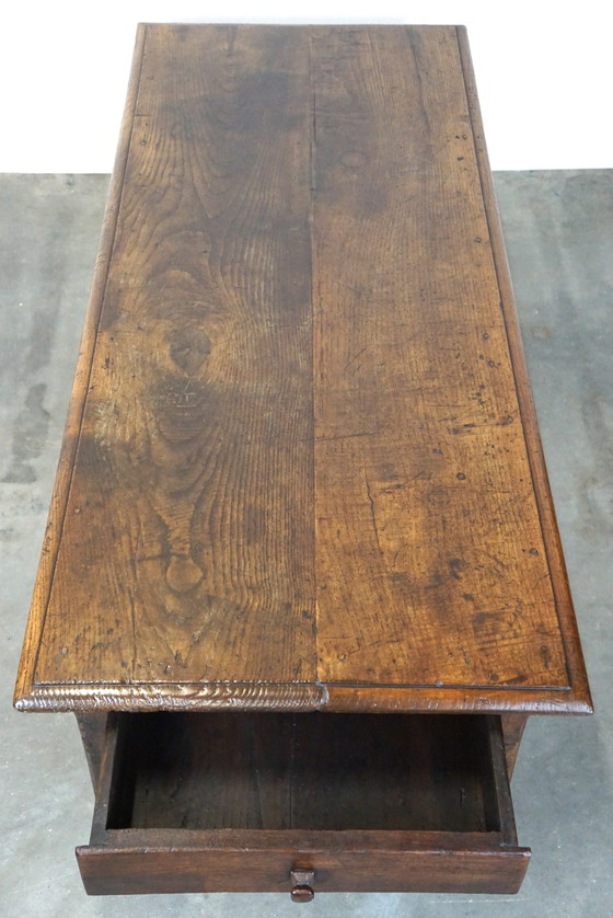 Image 1 of Grote donkere eikenhouten salontafel met lade