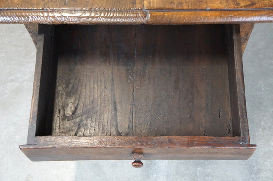 Image 1 of Grote donkere eikenhouten salontafel met lade