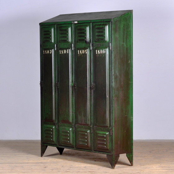 Image 1 of Industriële locker, 1940S